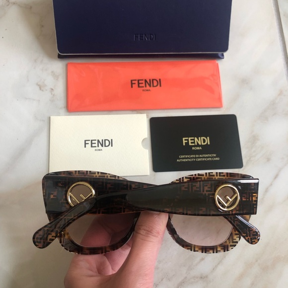 🔥NEW BLOGGERS CHOICE FENDI SUNGLASSES 🔥 - Picture 16 of 16